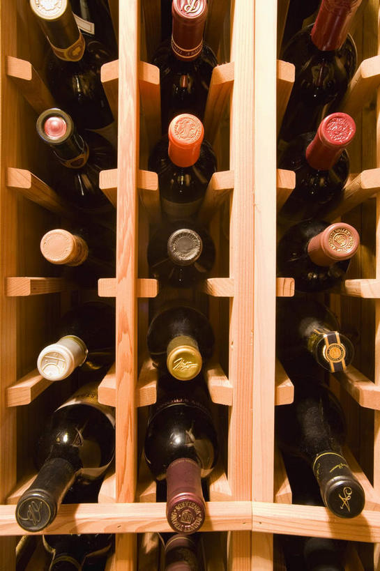 无人,竖图,室内,特写,白天,正面,一排,许多,阴影,整齐,反射,影子,红酒瓶,置物架,架子,玻璃制品,酒瓶,排列,玻璃瓶,瓶子,葡萄酒瓶,队列,陈列架,搁架,彩图