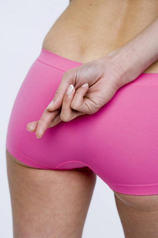 西方人,手,中指,一个人,站,交叉,竖图,室内,特写,白天,白色背景,欧洲,欧洲人,仅一个年轻女性,仅一个女性,仅一个人,内裤,曲折,背面,粉色,祈祷,手势,站着,手部,摄影,影棚,期待,单手,虚假,誓言,食指,亲近,祝愿,期盼,邪恶,结束,终结,完成,赌咒,撒谎,欺骗,谎言,隐瞒,相交,交集,幸运,年轻女性,女人,女性,白种人,站立,半身,彩图,影棚拍摄,拍摄