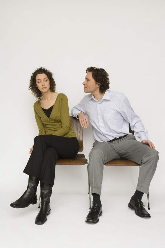 西方人,中年人,两个人,家庭,夫妻,坐,竖图,室内,白天,白色背景,正面,爱情,椅子,欧洲,欧洲人,服装,生气,木椅,浪漫,二郎腿,注视,休闲装,衣服,观察,看,休闲,温暖,温馨,一家人,休闲服,恩爱,愤怒,恋人,摄影,服饰,影棚,观看,争吵,恼怒,和睦,察看,愤慨,怒气,气愤,发怒,关注,怒火,情绪,脾气,忿怒,怨恨,强烈,气忿,争持,愤恨,肝火,激动,男人,男性,女人,女性,中年男性,中年女性,白种人,夫妇,情侣,辩论,坐着,彩图,全身,影棚拍摄,拍摄,伴侣,融洽