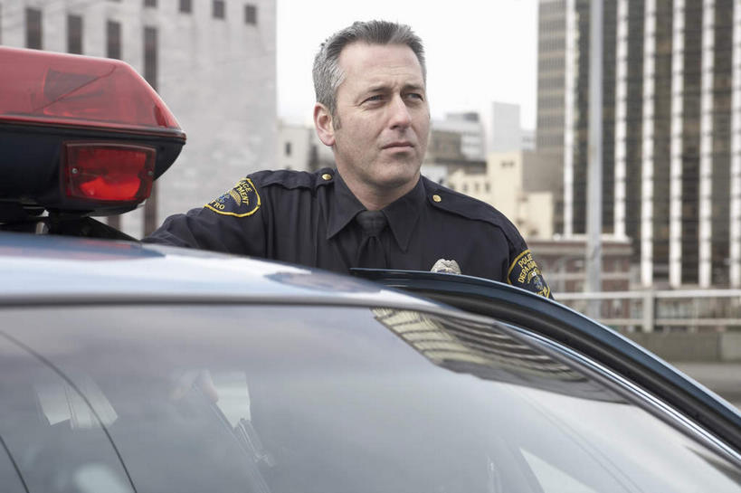 西方人,一个人,警察,警卫,高楼大厦,站,横图,室外,白天,正面,工作服,制服,大厦,建筑,摩天大楼,汽车,警车,欧洲,欧洲人,仅一个男性,仅一个人,仅一个中年男性,一辆,服装,注视,车,衣服,黑色,楼宇,交通工具,观察,看,站着,服饰,观看,察看,衣着,穿着,关注,载具,工作制服,衣饰,巡逻车,男人,男性,中年男性,白种人,保安,警卫员,看守,卫兵,站立,半身,彩图,工作套服,大楼,高层建筑,高楼,摩天楼