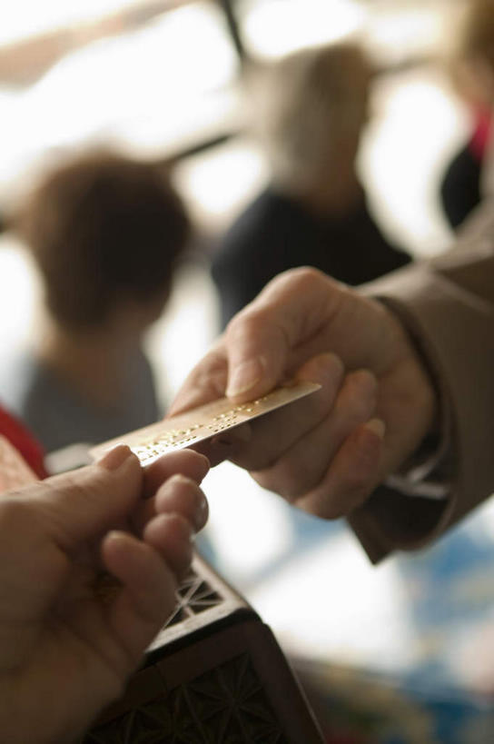 西方人,手,两个人,店员,竖图,室内,特写,白天,正面,信用卡,欧洲,欧洲人,一张,握,朦胧,模糊,拿,拿着,顾客,营业员,手部,卡,握着,储蓄卡,销售人员,主顾,银行卡,男人,男性,中年男性,白种人,售货员,半身,彩图