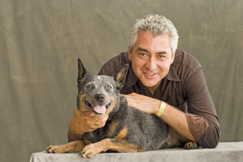 西方人,一个人,站,笑,摸,微笑,露齿笑,横图,室内,白天,正面,宠物,狗,欧洲,欧洲人,仅一个男性,仅一个人,仅一个中年男性,抚摸,弯腰,服装,时间,时钟,手表,计时,注视,休闲装,衣服,动物,钟表,观察,看,站着,休闲,休闲服,表,可爱,摄影,服饰,影棚,观看,腕表,察看,狼狗,关注,忠诚,弯身,男人,男性,中年男性,白种人,钟,犬,触摸,接触,站立,半身,彩图,影棚拍摄,拍摄