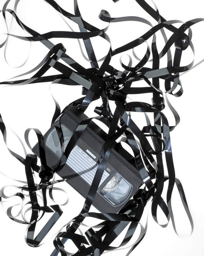 无人,竖图,室内,特写,白天,白色背景,正面,数据,静物,阴影,环绕,缠绕,反射,信息,影子,凌乱,破坏,存储介质,破损,摄影,影棚,磁带,卡带,录音带,损坏,存储,混乱,纠缠,紧凑音频盒带,卡式录音带,纷乱,缭乱,庞杂,彩图,影棚拍摄,拍摄