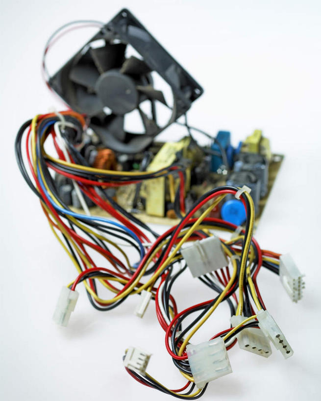 无人,竖图,俯视,彩色,室内,特写,白天,白色背景,静物,许多,阴影,环绕,围绕,电力,反射,电线,线,影子,电能,凌乱,线路,环抱,破坏,破损,摄影,影棚,电,电源,电源线,损坏,散热,混乱,能量,萦绕,纷乱,缭乱,庞杂,彩图,高角度拍摄,影棚拍摄,拍摄,CPU散热器,热管散热器,散热器