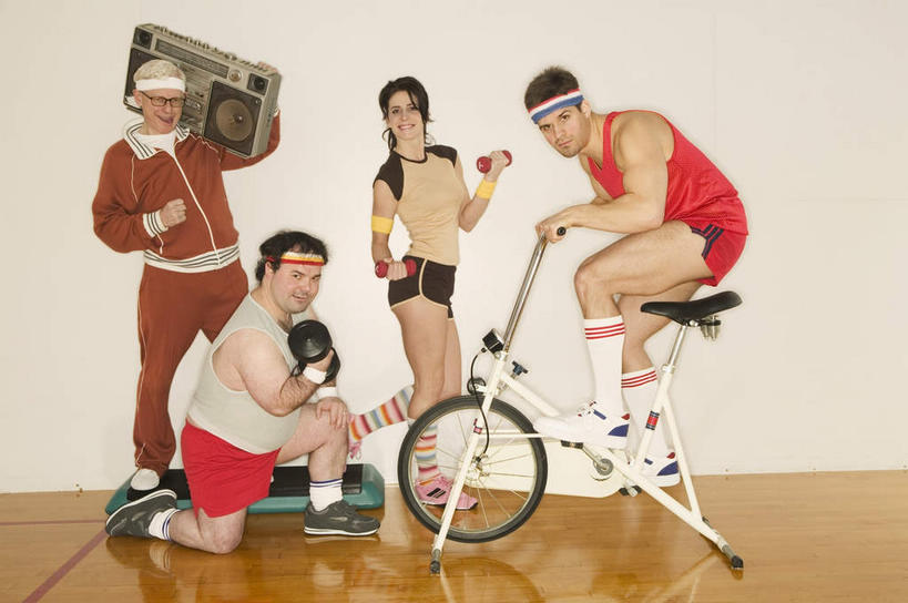 西方人,四个人,伙伴,朋友,健身房,站,跪,笑,微笑,露齿笑,横图,室内,白天,正面,运动服,友谊,地板,自行车,哑铃,欧洲,欧洲人,握,服装,墙,地面,拿,拿着,注视,设备,运动器械,木地板,墙壁,墙面,脚踏车,骑,衣服,白色,收音机,观察,看,扛,站着,健身器械,握着,服饰,观看,信号,无线电,察看,衣着,穿着,关注,广播,健身器材,动感单车,动感自行车,衣饰,无线电技术,扛在肩上,骑在肩上,友情,男人,男性,年轻男性,年轻女性,女人,女性,中年男性,白种人,跪着,站立,彩图,全身,健身馆,运动器材,运动装