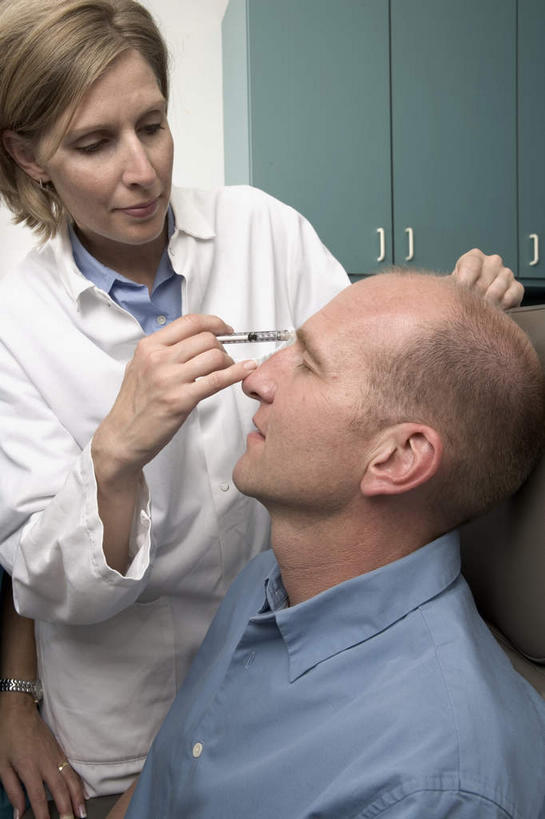 西方人,两个人,医生,病人,医院,站,坐,竖图,室内,白天,正面,工作服,制服,欧洲,欧洲人,握,服装,拿,拿着,注视,衣服,观察,看,站着,医护人员,医疗人员,针管,针筒,握着,注射,服饰,观看,察看,医疗,医疗设备,注射器,衣着,穿着,关注,病患,医疗机构,肉毒杆菌,麻醉剂,工作制服,衣饰,肉毒杆菌毒素,男人,男性,女人,女性,中年男性,中年女性,白种人,大夫,患者,就医者,站立,坐着,半身,彩图,工作套服,病院,诊所,肉毒毒素,神经毒素,生物毒素