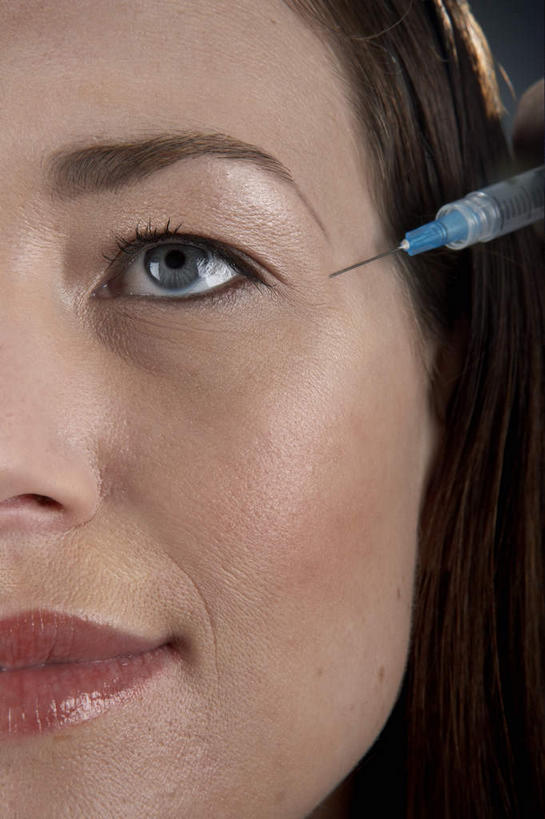 西方人,脸,头,脸颊,一个人,竖图,室内,特写,白天,正面,欧洲,欧洲人,仅一个年轻女性,仅一个女性,仅一个人,黑色背景,注视,一个,观察,看,针管,针筒,注射,摄影,影棚,单个,观看,察看,医疗,医疗设备,注射器,关注,肉毒杆菌,麻醉剂,肉毒杆菌毒素,年轻女性,女人,女性,白种人,头部,脸部,脸蛋,面部,半身,彩图,影棚拍摄,拍摄,肉毒毒素,神经毒素,生物毒素