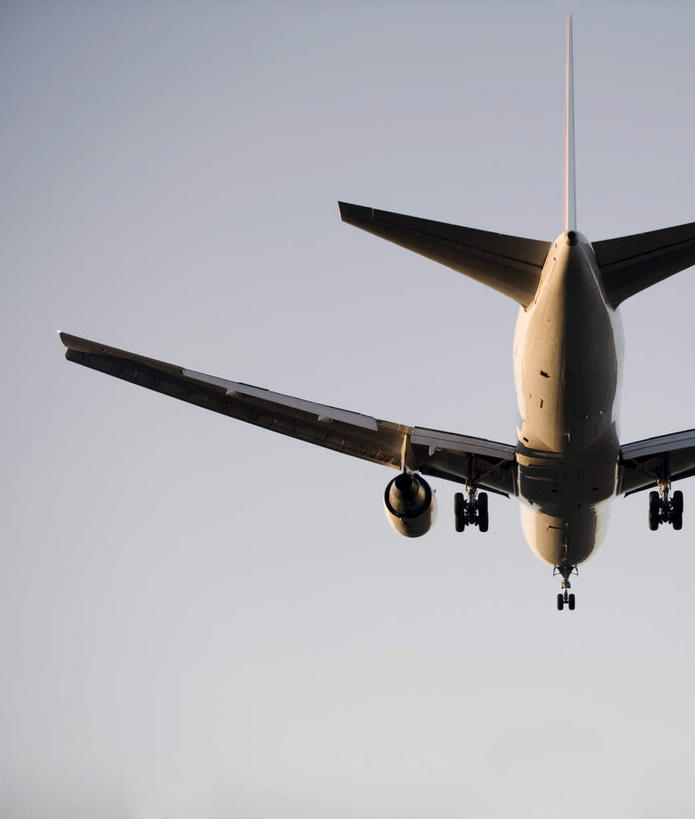 无人,竖图,室外,白天,仰视,飞机,阴影,光线,影子,交通,着陆,航空,蓝色,蓝天,天空,阳光,交通工具,天,运输,一架,晴朗,登陆,客机,载具,下降,降落,万里无云,晴空,晴空万里,彩图,低角度拍摄