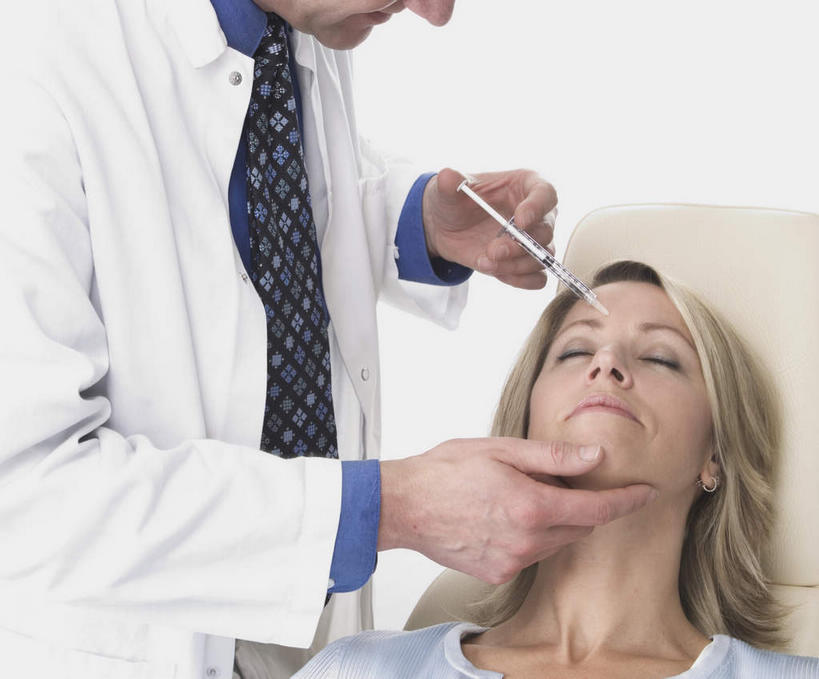 西方人,脸,头,脸颊,手,两个人,医生,病人,站,躺,闭眼,横图,俯视,室内,白天,工作服,制服,欧洲,欧洲人,握,服装,拿,拿着,衣服,站着,医护人员,医疗人员,手部,针管,针筒,握着,注射,服饰,医疗,医疗设备,注射器,衣着,穿着,病患,肉毒杆菌,麻醉剂,工作制服,衣饰,肉毒杆菌毒素,卧着,男人,男性,女人,女性,中年男性,中年女性,白种人,头部,脸部,脸蛋,面部,大夫,患者,就医者,闭眼睛,闭着眼,闭着眼睛,躺着,卧,站立,半身,彩图,高角度拍摄,工作套服,肉毒毒素,神经毒素,生物毒素