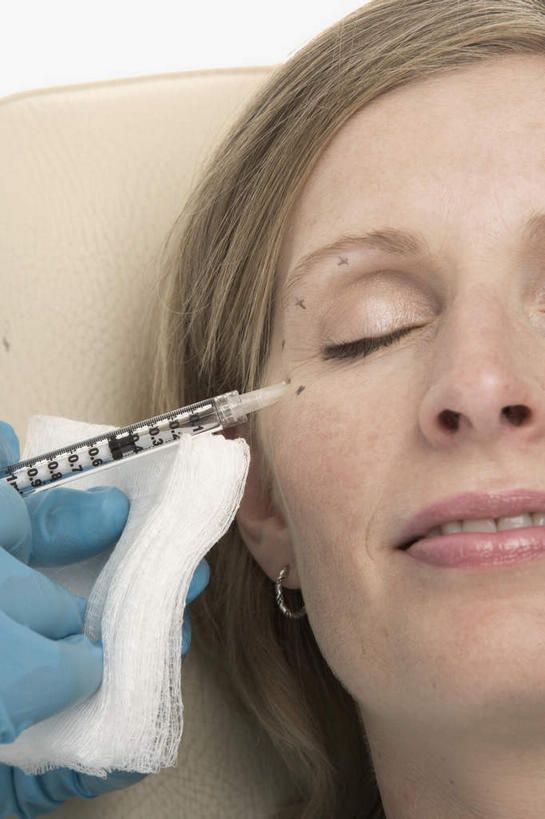 西方人,脸,头,脸颊,手,两个人,医生,病人,站,躺,闭眼,竖图,俯视,室内,特写,白天,欧洲,欧洲人,握,拿,拿着,手套,站着,医护人员,医疗人员,手部,橡胶,针管,针筒,握着,注射,医疗,医疗设备,注射器,病患,橡胶手套,橡胶制品,医用手套,肉毒杆菌,麻醉剂,肉毒杆菌毒素,卧着,男人,男性,女人,女性,中年男性,中年女性,白种人,头部,脸部,脸蛋,面部,大夫,患者,就医者,闭眼睛,闭着眼,闭着眼睛,躺着,卧,站立,半身,彩图,高角度拍摄,肉毒毒素,神经毒素,生物毒素