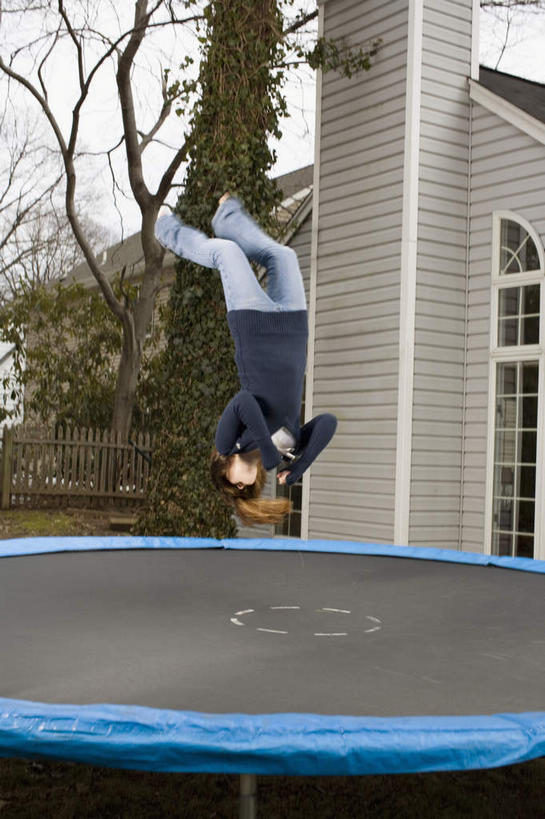 西方人,一个人,跳,竖图,室外,白天,侧面,锻炼,运动,蹦床,植物,窗户,欧洲,欧洲人,仅一个年轻女性,仅一个女性,仅一个人,服装,房屋,屋子,公寓,枝条,半空,注视,休闲装,楼房,玻璃窗,住宅,树,树木,树枝,衣服,观察,看,休闲,休闲服,活力,服饰,观看,察看,优美,关注,虬枝,枝杈,体育,年轻女性,女人,女性,白种人,跳跃,彩图,全身,健身,房子,空中芭蕾