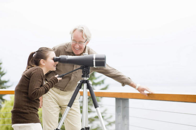 西方人,儿童,老年人,两个人,家庭,祖父,栏杆,站,横图,室外,白天,正面,纯洁,仪器,科技,海浪,海洋,植物,欧洲,欧洲人,眺望,握,服装,检查,研究,反射,分析,科学,望远镜,眼镜,浪花,围栏,注视,休闲装,护栏,树,树木,小孩,衣服,绿色,自然,海水,观察,看,站着,休闲,温暖,温馨,一家人,休闲服,可爱,清晰,探索,童年,童趣,握着,服饰,生长,放大,爷爷,成长,观看,祖孙,老花镜,仔细,和睦,科研,察看,科学技术,瞭望,聚焦,关注,海景,童真,烂漫,无邪,远视镜,瞭望镜,外孙女,外公,外祖父,光学,清楚,远视眼镜,天真,老年男性,男人,男性,女孩,白种人,孩子,孙女,大海,风浪,海,海水的波动,近岸浪,涌浪,站立,半身,彩图,融洽,光学仪器,千里镜,女生