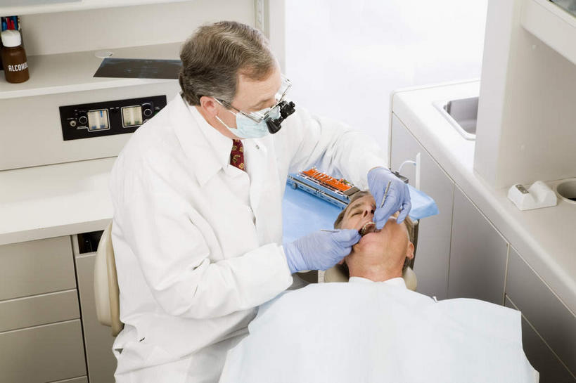 西方人,两个人,牙科医生,医院,坐,躺,横图,俯视,室内,白天,工作服,制服,机器,仪器,镜子,欧洲,欧洲人,握,检查,反射,分离,分析,科学,医学,放大镜,过滤,拿,分开,拿着,注视,设备,口罩,手套,观察,看,张嘴,隔断,橡胶,清晰,探索,握着,遮掩,放大,观看,隔离,仔细,透镜,镜像,察看,医疗,医疗设备,卫生,掩盖,凸透镜,遮挡,聚焦,镜面,关注,净化,间隔,牙科,医疗器械,橡胶手套,反射镜,预防,医疗工具,张大嘴巴,橡胶制品,遮盖,防尘,医疗机构,SL手术放大镜,医用手套,光学,清楚,掩饰,断绝,隔开,屏蔽,屏绝,远离,中断,阻遏,阻隔,工作制服,检测工具,手术放大镜,卧着,男人,男性,中年男性,白种人,牙医,张开嘴,躺着,卧,坐着,半身,彩图,高角度拍摄,工作套服,病院,诊所,牙科椅,牙科治疗椅,牙椅