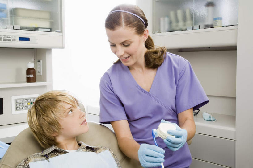 西方人,儿童,牙齿,两个人,牙科医生,医院,坐,躺,笑,微笑,露齿笑,横图,室内,白天,正面,工作服,制服,纯洁,机器,欧洲,欧洲人,服装,装饰,医学,头饰,牙刷,注视,休闲装,设备,小孩,衣服,发箍,发饰,模型,饰品,手套,日用品,观察,看,清洁,休闲,休闲服,橡胶,可爱,童年,童趣,服饰,头箍,洗漱用品,观看,华丽,修饰,点缀,察看,医疗,医疗设备,卫生,关注,医疗器械,橡胶手套,医疗工具,发卡,童真,橡胶制品,烂漫,无邪,配饰,医疗机构,医用手套,衬托,美观,雅致,雅观,工作制服,检测工具,卧着,天真,男孩,男人,男性,女人,女性,中年女性,白种人,孩子,齿,牙,牙龈,牙医,躺着,卧,坐着,半身,彩图,工作套服,病院,诊所,牙科椅,牙科治疗椅,牙椅,男生