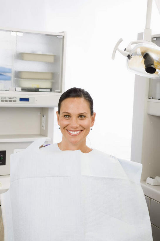 西方人,一个人,医院,坐,笑,微笑,露齿笑,竖图,室内,白天,正面,机器,照明,欧洲,欧洲人,仅一个女性,仅一个人,医学,灯光,围兜,注视,设备,灯,白色,灯具,观察,看,仅一个中年女性,观看,照亮,察看,手术,医疗,医疗设备,照明设备,关注,医疗器械,医疗工具,无影灯,医疗机构,检测工具,围布,女人,女性,中年女性,白种人,坐着,半身,彩图,病院,诊所,牙科椅,牙科治疗椅,牙椅