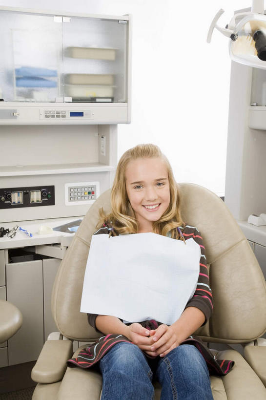 儿童,一个人,医院,坐,笑,微笑,露齿笑,竖图,室内,白天,正面,纯洁,机器,纺织品,仅一个女性,仅一个人,服装,医学,布,织物,注视,休闲装,设备,小孩,衣服,观察,看,仅一个小孩,休闲,休闲服,可爱,童年,童趣,服饰,观看,布匹,察看,医疗,医疗设备,关注,医疗器械,医疗工具,童真,烂漫,无邪,医疗机构,检测工具,卡其布,天真,女孩,女人,女性,孩子,坐着,半身,彩图,病院,诊所,牙科椅,牙科治疗椅,牙椅,女生