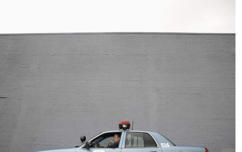 西方人,一个人,警察,警卫,坐,横图,室外,白天,侧面,制服,汽车,警车,欧洲,欧洲人,仅一个男性,仅一个人,仅一个中年男性,墙,注视,墙壁,墙面,车,衣服,灰色,交通工具,轿车,观察,看,观看,军人,察看,军装,关注,载具,军服,男人,男性,中年男性,白种人,保安,警卫员,看守,卫兵,坐着,半身,彩图