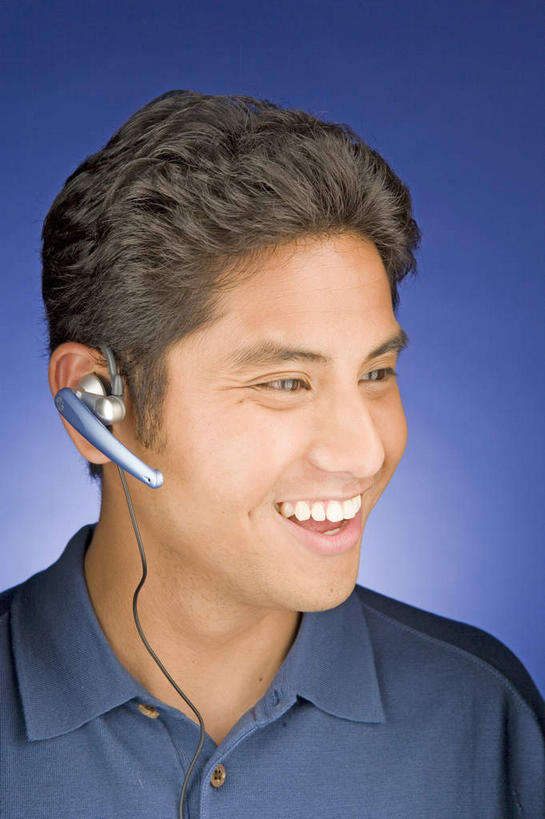 西方人,脸,头,脸颊,脖子,一个人,笑,微笑,露齿笑,竖图,室内,特写,白天,正面,通讯,欧洲,欧洲人,仅一个男性,仅一个人,蓝色背景,服装,信息,注视,休闲装,肩膀,仅一个年轻男性,衣服,耳机,耳麦,话筒,观察,看,休闲,休闲服,通信,摄影,服饰,影棚,观看,协调,察看,麦克风,关注,扩音器,蓝牙,蓝牙耳机,传声器,微音器,男人,男性,年轻男性,白种人,头部,脖,颈,颈部,脸部,脸蛋,面部,半身,彩图,影棚拍摄,拍摄