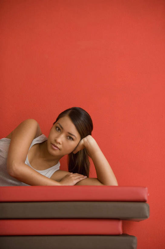 东方人,一个人,躺,笑,微笑,竖图,室内,白天,正面,亚洲,仅一个年轻女性,仅一个女性,仅一个人,一堆,许多,撑,阴影,堆叠,堆积,红色背景,服装,反射,背心,毯子,影子,注视,黄种人,衣服,垫子,观察,看,摄影,服饰,影棚,观看,堆,察看,撑着,衣着,穿着,关注,衣饰,海绵垫,体操垫,卧着,年轻女性,女人,女性,亚洲人,躺着,卧,半身,彩图,影棚拍摄,拍摄