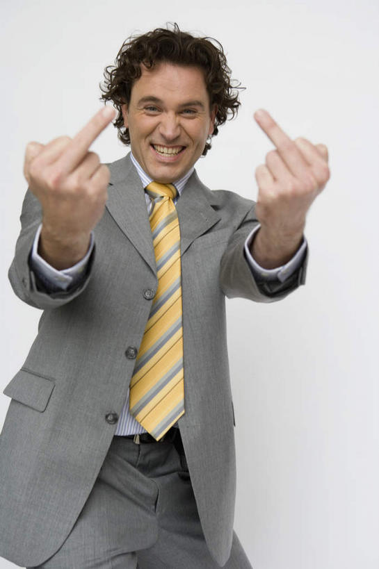 西方人,中指,一个人,商务人士,商务男性,站,笑,微笑,露齿笑,竖图,室内,白天,白色背景,正面,衬衫,欧洲,欧洲人,仅一个男性,仅一个人,仅一个中年男性,指,阴影,套装,反射,影子,领带,注视,方向,观察,看,手势,站着,向上,竖,摄影,影棚,观看,翘,察看,指向,象征,庄重,鄙视,关注,挑衅,商务装,身份,工薪阶层,藐视,讽刺,蔑视,嘲笑,正式,地位,人身攻击,男人,男性,中年男性,白种人,白领,上班族,站立,半身,彩图,影棚拍摄,衬衣,拍摄