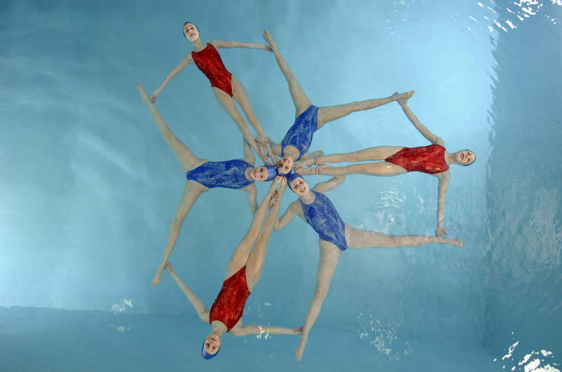 花样游泳,游泳,西方人,伙伴,朋友,运动员,游泳池,伸展双臂,横图,俯视,室内,白天,泳装,友谊,合作,团队,水,欧洲,欧洲人,握,水池,水面,许多人,注视,泳池,观察,看,一群人,战略,握着,观看,张开双腿,察看,关注,连体泳衣,联合,合谋,泅水,拍浮,展开双腿,配合,协作,年轻女性,女人,女性,白种人,体育运动员,运动选手,敞开双臂,伸开双臂,展开双肩,张开手臂,张开双臂,彩图,高角度拍摄,全身,泳衣,伸展双腿