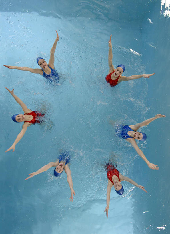 花样游泳,游泳,西方人,伙伴,朋友,运动员,游泳池,举,笑,微笑,露齿笑,竖图,俯视,室内,白天,泳装,友谊,合作,团队,水,欧洲,欧洲人,环绕,围绕,水池,水面,许多人,环抱,注视,泳池,观察,看,托,一群人,战略,观看,察看,关注,连体泳衣,联合,合谋,泅水,萦绕,拍浮,配合,协作,年轻女性,女人,女性,白种人,体育运动员,运动选手,举起,举手,举着,抬头,向上举,向上伸,向上托,仰头,彩图,高角度拍摄,全身,泳衣