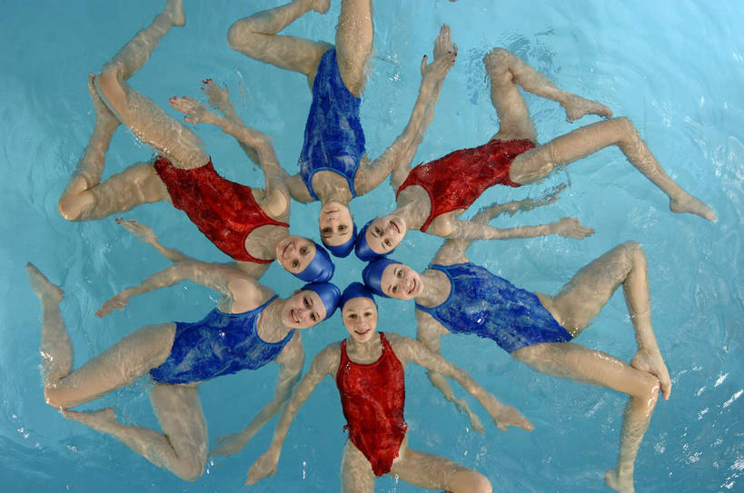 花样游泳,游泳,西方人,伙伴,朋友,运动员,游泳池,横图,俯视,室内,白天,泳装,友谊,合作,团队,水,欧洲,欧洲人,环绕,围绕,水池,水面,许多人,环抱,注视,泳池,观察,看,一群人,战略,观看,察看,关注,连体泳衣,联合,合谋,泅水,萦绕,拍浮,配合,协作,年轻女性,女人,女性,白种人,体育运动员,运动选手,半身,彩图,高角度拍摄,泳衣