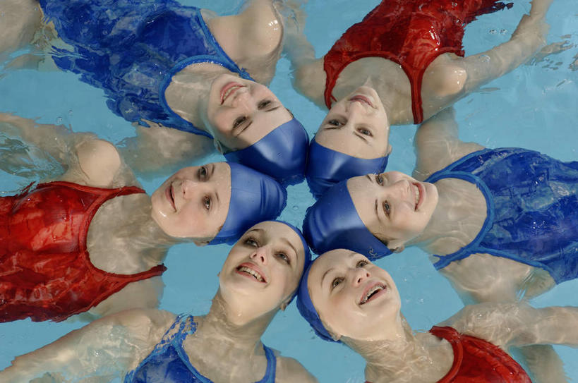 花样游泳,游泳,西方人,伙伴,朋友,运动员,游泳池,笑,微笑,露齿笑,横图,俯视,室内,白天,泳装,友谊,合作,团队,水,帽子,欧洲,欧洲人,泳帽,环绕,围绕,水池,水面,许多人,环抱,注视,泳池,观察,看,一群人,战略,观看,察看,关注,游泳帽,连体泳衣,联合,合谋,泅水,萦绕,拍浮,配合,协作,年轻女性,女人,女性,白种人,体育运动员,运动选手,半身,彩图,高角度拍摄,泳衣