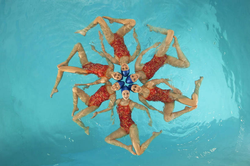 花样游泳,游泳,西方人,伙伴,朋友,运动员,游泳池,横图,俯视,室内,白天,泳装,友谊,合作,团队,水,欧洲,欧洲人,对称,环绕,围绕,水池,水面,许多人,环抱,注视,泳池,观察,看,一群人,平衡,战略,观看,察看,关注,连体泳衣,联合,合谋,均衡,泅水,萦绕,拍浮,配合,协作,年轻女性,女人,女性,白种人,体育运动员,运动选手,彩图,高角度拍摄,全身,泳衣