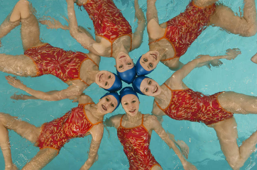 花样游泳,游泳,西方人,伙伴,朋友,运动员,游泳池,横图,俯视,室内,白天,泳装,友谊,合作,团队,水,帽子,欧洲,欧洲人,飞溅,泳帽,对称,环绕,溅,围绕,液体,水池,水滴,水面,许多人,环抱,注视,泳池,水珠,蓝色,观察,看,一群人,平衡,战略,观看,察看,关注,游泳帽,连体泳衣,联合,合谋,均衡,泅水,萦绕,拍浮,配合,协作,年轻女性,女人,女性,白种人,体育运动员,运动选手,半身,彩图,高角度拍摄,泳衣