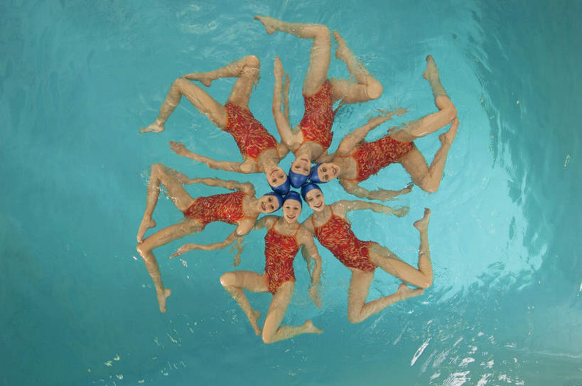 花样游泳,游泳,西方人,伙伴,朋友,运动员,游泳池,横图,俯视,室内,白天,泳装,友谊,合作,团队,水,帽子,欧洲,欧洲人,飞溅,泳帽,对称,环绕,溅,围绕,液体,水池,水滴,水面,许多人,环抱,注视,泳池,水珠,蓝色,观察,看,一群人,平衡,战略,观看,察看,关注,游泳帽,连体泳衣,联合,合谋,均衡,泅水,萦绕,拍浮,配合,协作,年轻女性,女人,女性,白种人,体育运动员,运动选手,半身,彩图,高角度拍摄,泳衣