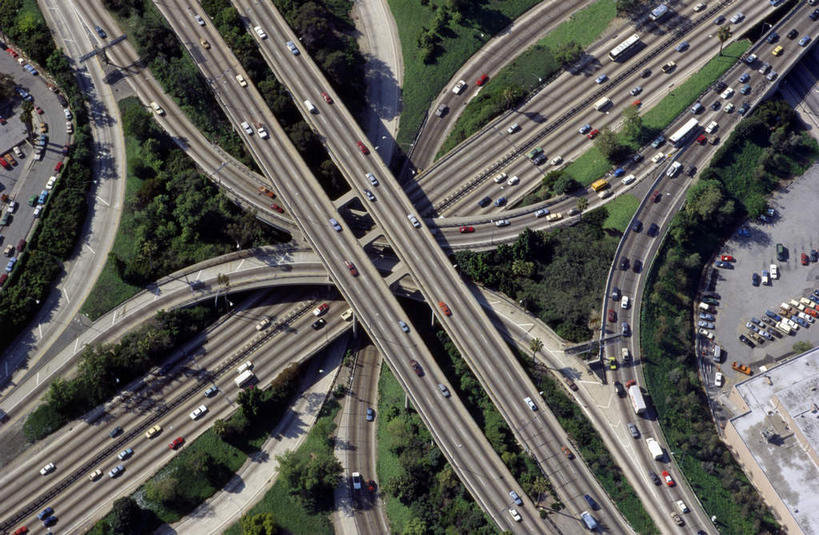 无人,交叉,横图,俯视,航拍,室外,白天,度假,草地,草坪,海浪,海洋,美景,沙滩,植物,城市风光,城市,道路,立交桥,路,公路,汽车,许多,沙子,海岸,景观,浪花,高架,交通,沙地,娱乐,车,草,树,树木,绿色,自然,海水,交通工具,轿车,享受,休闲,景色,放松,生长,成长,鸟瞰,载具,高架桥,海景,高架道路,跨线桥,相交,交集,大海,风浪,海,海水的波动,海滩,近岸浪,涌浪,立体交叉桥,彩图,高角度拍摄