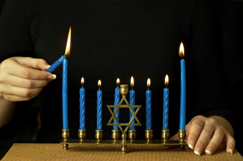 西方人,手,一个人,站,横图,室内,特写,白天,正面,神秘,桌面,桌子,蜡烛,欧洲,欧洲人,双手,仅一个年轻女性,仅一个女性,仅一个人,一排,握,阴影,黑色背景,形状,服装,整齐,反射,光线,木制,火焰,影子,烛光,烛台,几何,燃烧,拿,拿着,休闲装,排列,衣服,蓝色,黑色,木制品,点燃,站着,休闲,手部,休闲服,握着,摄影,服饰,影棚,队列,六芒星,奥秘,犹太教灯台,犹太教九灯烛台,再献圣殿节灯台,年轻女性,女人,女性,白种人,站立,半身,彩图,影棚拍摄,拍摄