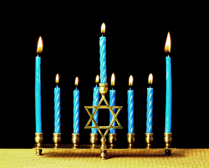 无人,横图,室内,特写,白天,正面,神秘,桌面,桌子,蜡烛,一排,阴影,黑色背景,形状,整齐,反射,光线,木制,火焰,影子,烛光,烛台,几何,燃烧,排列,蓝色,木制品,点燃,摄影,影棚,队列,六芒星,奥秘,犹太教灯台,犹太教九灯烛台,再献圣殿节灯台,彩图,影棚拍摄,拍摄