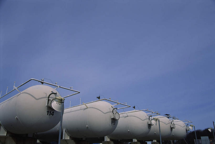 无人,工厂,横图,室外,白天,仰视,一排,许多,阴影,整齐,光线,影子,云,云朵,云彩,排列,蓝色,白云,蓝天,天空,阳光,容器,天,油罐,储油罐,晴朗,储藏,储存,队列,存油罐,贮油罐,晴空,彩图,低角度拍摄,工地,制造厂,贮存
