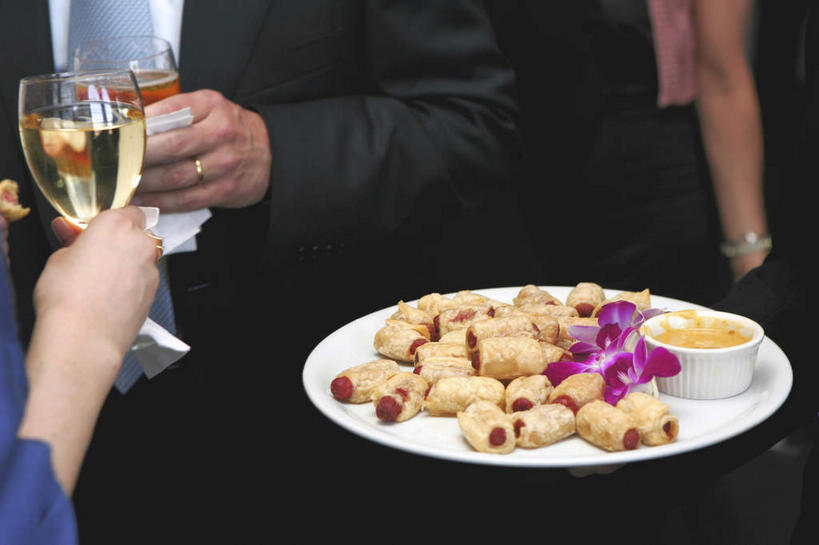 点心,红酒,葡萄酒,西方人,三个人,同事,横图,室内,白天,正面,西装,爱情,成功,合作,团队,集体,信心,杯子,餐具,欧洲,欧洲人,套装,正装,盛开,碟子,高脚杯,盘,陶瓷,调料,酱料,酱汁,佐料,食品,甜点,甜品,陶瓷制品,红酒杯,白葡萄酒,酒类,调味品,浪漫,调味料,花蕾,职业装,队伍,酱,玻璃制品,酒,装饰品,花,花瓣,花朵,鲜花,食物,糕点,饮料,盘子,戒指,酒杯,容器,饰品,首饰,碟,碗,甜食,花苞,花蕊,恩爱,储藏,信物,领导,高雅,权利,葡萄酒杯,成就,储存,合伙,领袖,手饰,淡泊,花中君子,兰花,男人,男性,女人,女性,中年男性,中年女性,白种人,玻璃杯,半身,彩图,贮存