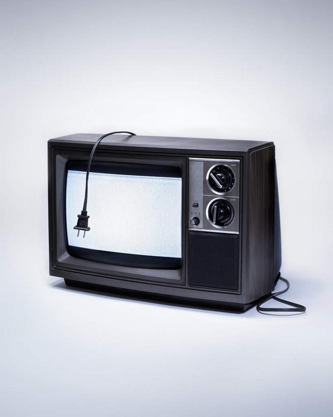 无人,竖图,室内,特写,白天,正面,静物,电视,阴影,灰色背景,电力,反射,电线,线,影子,电能,线路,摄影,影棚,电,电源,电源线,能量,显像管屏,显像管屏幕,黑白电视机,电视机,彩图,影棚拍摄,拍摄