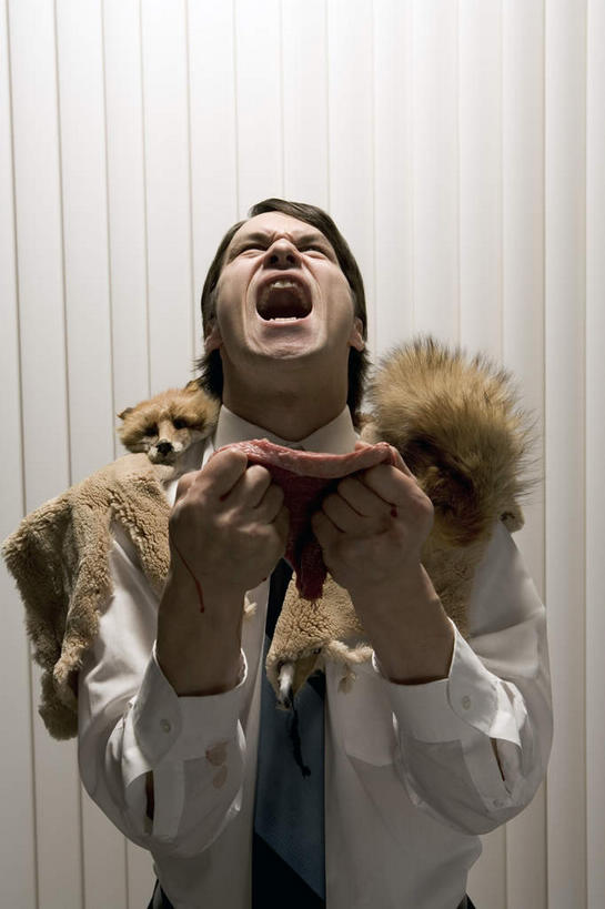 西方人,一个人,商务人士,商务男性,站,捧,竖图,室内,白天,正面,衬衫,信用卡,欧洲,欧洲人,仅一个男性,仅一个人,一块,阴影,套装,装饰,反射,影子,墙,肉,牛肉,大喊,肉类,墙壁,墙面,仅一个年轻男性,白色,披肩,围巾,站着,温暖,卡,储蓄卡,围脖,保暖,大叫,华丽,点缀,御寒,商务装,肉食,工薪阶层,衬托,美观,雅致,雅观,大呼,银行卡,男人,男性,年轻男性,白种人,白领,上班族,端,端着,捧着,手捧,抬头,仰头,站立,半身,彩图,衬衣