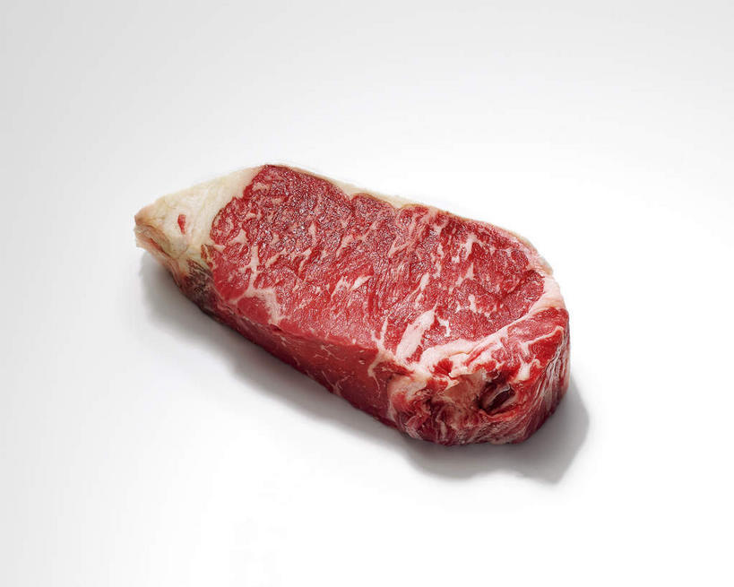 无人,横图,俯视,室内,特写,白天,白色背景,烹饪,西餐,一块,阴影,新鲜,反射,影子,肉,生食,牛排,牛肉,料理,食品,菜肴,美食,肉类,食物,红色,西式,摄影,佳肴,影棚,肉食,T骨牛排,脊骨肉,彩图,高角度拍摄,影棚拍摄,拍摄