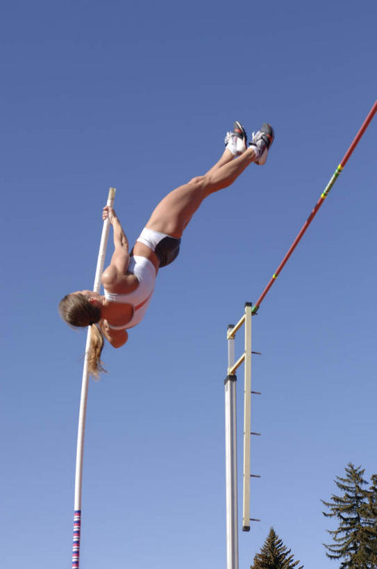 西方人,一个人,运动员,体育馆,运动场,跳,竖图,室外,白天,仰视,运动服,锻炼,运动,跳高,植物,欧洲,欧洲人,仅一个年轻女性,仅一个女性,仅一个人,握,阴影,服装,光线,影子,半空,注视,体育场,树,树木,衣服,蓝色,绿色,蓝天,天空,阳光,自然,天,观察,看,握着,服饰,田径场,生长,晴朗,成长,观看,察看,衣着,穿着,关注,万里无云,运动馆,衣饰,横杆,体育,跳高运动,年轻女性,女人,女性,白种人,晴空,晴空万里,体育运动员,运动选手,跳跃,彩图,低角度拍摄,全身,健身,运动装