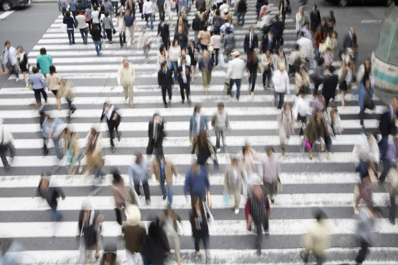 西方人,走,横图,俯视,室外,白天,人行横道,欧洲,欧洲人,行人,服装,朦胧,模糊,包,皮包,人行道,许多人,注视,休闲装,路人,衣服,观察,看,一群人,休闲,休闲服,服饰,观看,单肩包,察看,关注,人行横道线,人山人海,过客,摩肩接踵,男人,男性,年轻男性,年轻女性,女人,女性,中年男性,中年女性,白种人,斑马线,步行,散步,走路,半身,彩图,高角度拍摄