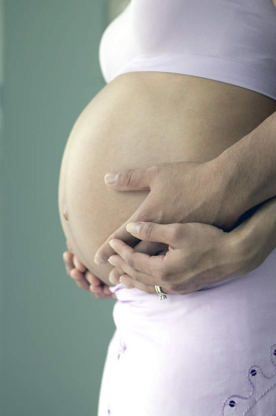 西方人,孕妇,腹部,两个人,家庭,夫妻,站,抱,竖图,室内,特写,白天,侧面,爱情,欧洲,欧洲人,绿色背景,阴影,内裤,内衣,反射,影子,浪漫,站着,温暖,温馨,一家人,怀孕,胸罩,文胸,恩爱,恋人,摄影,影棚,抱着,和睦,搂着,待产,妊娠,准妈妈,乳罩,胸衣,男人,男性,年轻男性,年轻女性,女人,女性,白种人,腹,肚子,夫妇,情侣,产妇,搂,搂抱,站立,半身,彩图,影棚拍摄,拍摄,伴侣,融洽