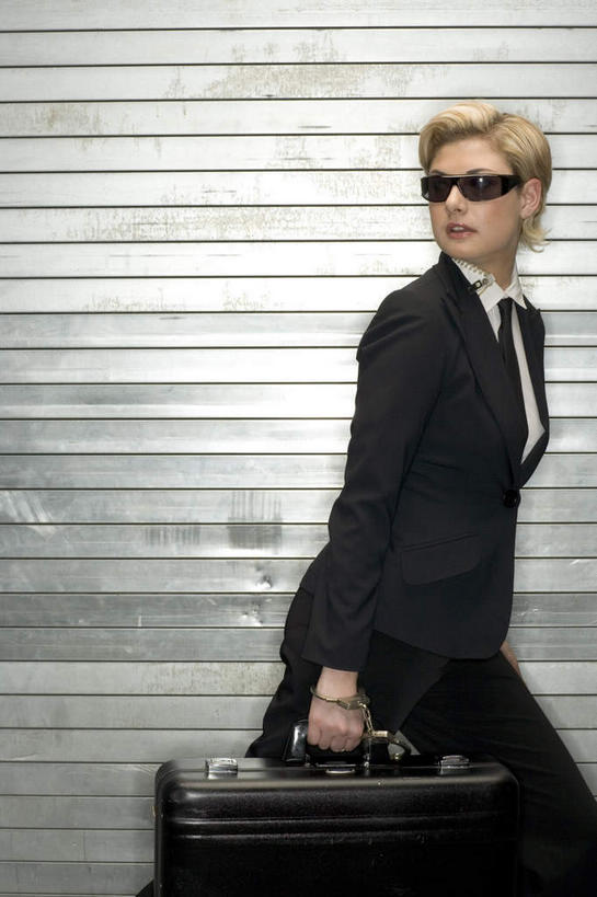 西方人,一个人,商务人士,商务女性,跑,竖图,室内,白天,侧面,欧洲,欧洲人,仅一个年轻女性,仅一个女性,仅一个人,一副,套装,中间,包,公文包,墨镜,眼镜,墙,拎,扭头,注视,墙壁,墙面,一个,太阳镜,太阳眼镜,观察,看,转头,遮阳镜,单个,公事包,观看,察看,关注,商务装,间谍,工薪阶层,年轻女性,女人,女性,白种人,白领,上班族,跑步,半身,彩图,斥候,奸细,探子,细作,特工,特务,拎着