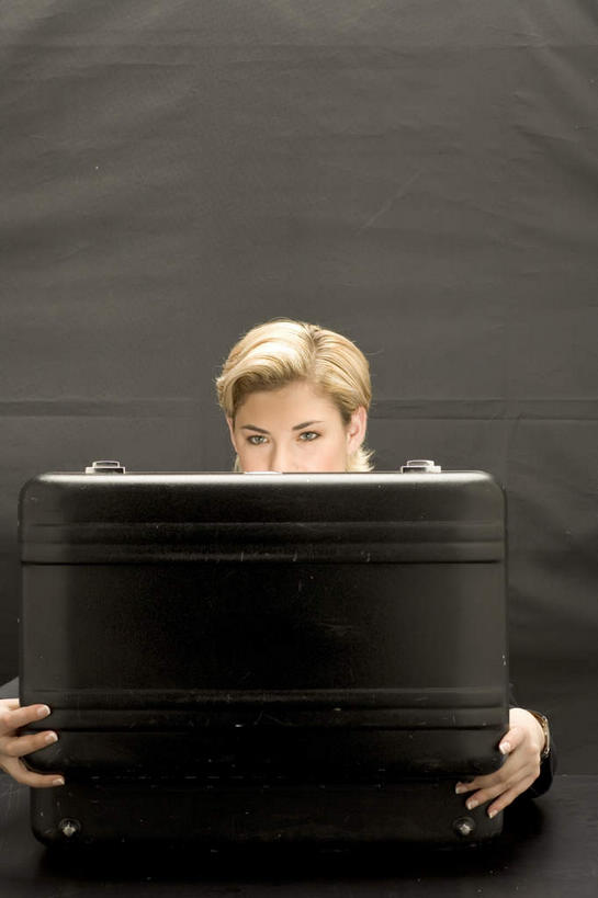 西方人,一个人,商务人士,商务女性,站,竖图,室内,白天,正面,欧洲,欧洲人,仅一个年轻女性,仅一个女性,仅一个人,握,阴影,套装,中间,反射,包,公文包,影子,注视,一个,打开,观察,看,站着,握着,单个,公事包,观看,察看,开启,关注,商务装,间谍,工薪阶层,年轻女性,女人,女性,白种人,白领,上班族,站立,半身,彩图,斥候,奸细,探子,细作,特工,特务