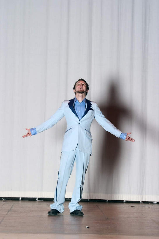 西方人,胡须,一个人,站,伸展双臂,竖图,室内,白天,正面,晚礼服,欧洲,欧洲人,仅一个男性,仅一个人,表演,阴影,反射,影子,墙,注视,墙壁,墙面,扮演,仅一个年轻男性,观察,看,站着,观看,察看,演出,关注,男人,男性,年轻男性,白种人,胡子,络腮胡,敞开双臂,伸开双臂,展开双肩,站立,张开手臂,张开双臂,彩图,全身,晚宴服,舞会服,洋服,洋装,夜礼服