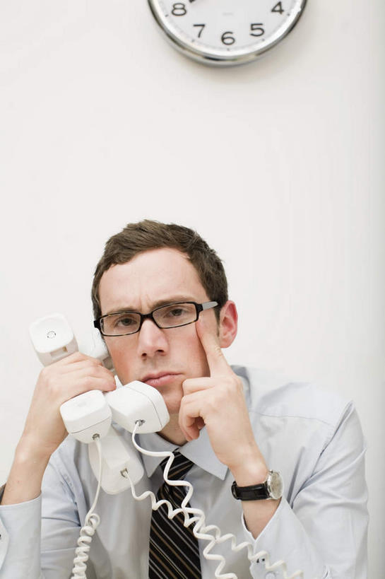 西方人,一个人,商务人士,商务男性,打电话,竖图,室内,白天,正面,衬衫,电话,欧洲,欧洲人,仅一个男性,仅一个人,一副,撑,握,套装,时间,标志,时钟,数字,文字,眼镜,字符,领带,指针,繁忙,拿,计时,拿着,托腮,注视,通讯设备,标识,仅一个年轻男性,话筒,挂钟,钟表,观察,看,托,表,电话线,时针,握着,阿拉伯数字,观看,察看,分针,固定电话,象征,庄重,关注,托下巴,忙碌,商务装,身份,近视眼镜,工薪阶层,正式,地位,三部,劳碌,交流,男人,男性,年轻男性,白种人,白领,上班族,电话机,钟,沟通,通话,半身,彩图,衬衣