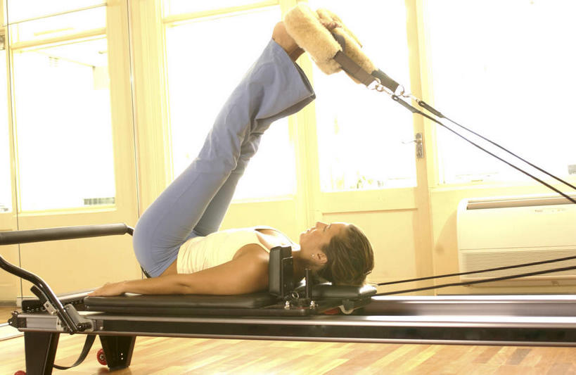 西方人,一个人,健身房,躺,横图,室内,白天,侧面,运动服,窗户,落地窗,欧洲,欧洲人,仅一个年轻女性,仅一个女性,仅一个人,阴影,服装,光线,影子,运动器械,玻璃窗,衣服,阳光,健身器械,抬脚,服饰,衣着,穿着,健身器材,普拉提,衣饰,普拉提机,卧着,年轻女性,女人,女性,白种人,躺着,卧,彩图,全身,健身馆,运动器材,运动装