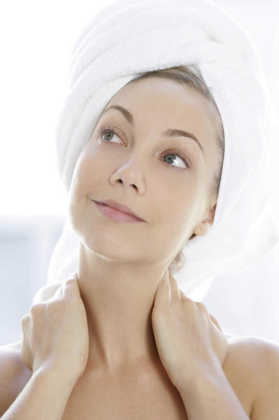 西方人,脸,头,脸颊,脖子,手,一个人,笑,微笑,竖图,室内,特写,白天,正面,浴袍,按摩,美容,欧洲,欧洲人,仅一个女性,仅一个人,护肤,阴影,光线,纺织物,影子,浴巾,背光,注视,肩膀,阳光,毛巾,观察,清洁,仅一个中年女性,保养,享受,休闲,手部,放松,搭,SPA水疗,保健,温泉浴场,观看,保暖,察看,搭着,关注,逆光,透气,养颜,防水,储水,耐磨,吸水,女人,女性,中年女性,白种人,头部,脖,颈,颈部,脸部,脸蛋,面部,矿泉疗养地,半身,彩图,汤帷子,浴衣,水疗