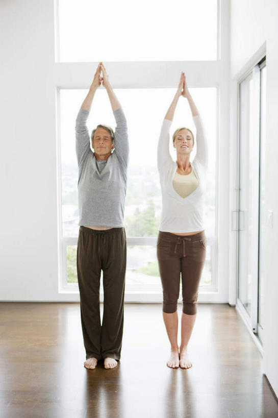 西方人,中年人,两个人,家庭,夫妻,站,举,闭眼,竖图,室内,白天,正面,爱情,锻炼,瑜伽,运动,窗户,地板,欧洲,欧洲人,阴影,服装,反射,影子,墙,地面,浪漫,祝福,休闲装,木地板,玻璃窗,墙壁,墙面,虔诚,衣服,祈祷,双手合十,托,站着,休闲,温暖,温馨,一家人,休闲服,恩爱,养生,恋人,服饰,和睦,感谢,合掌,合十礼,合掌礼,合十,莲华合掌,感恩,体育,男人,男性,女人,女性,中年男性,中年女性,白种人,夫妇,情侣,闭眼睛,闭着眼,闭着眼睛,举起,举手,举着,向上举,向上伸,向上托,站立,彩图,全身,健身,伴侣,融洽