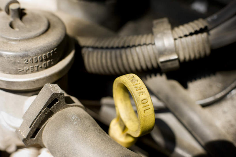 无人,横图,俯视,室外,特写,白天,机器,静物,朦胧,模糊,英文,标志,文字,字符,字母,标识,黄色,发动机,机械,能源,英文字母,燃料,资源,能量,汽油,燃油,彩图,高角度拍摄